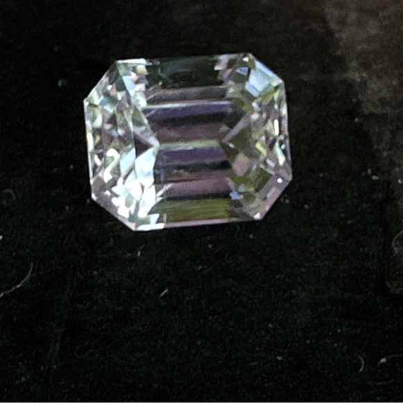 10.45 Carats Natural Spodumene Gemstone - Picture 10 of 17